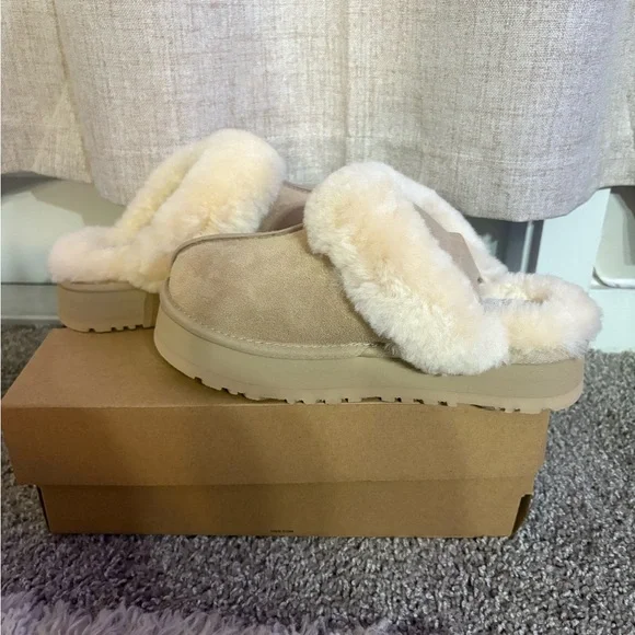 UGG Slippers - Picture 7 of 7